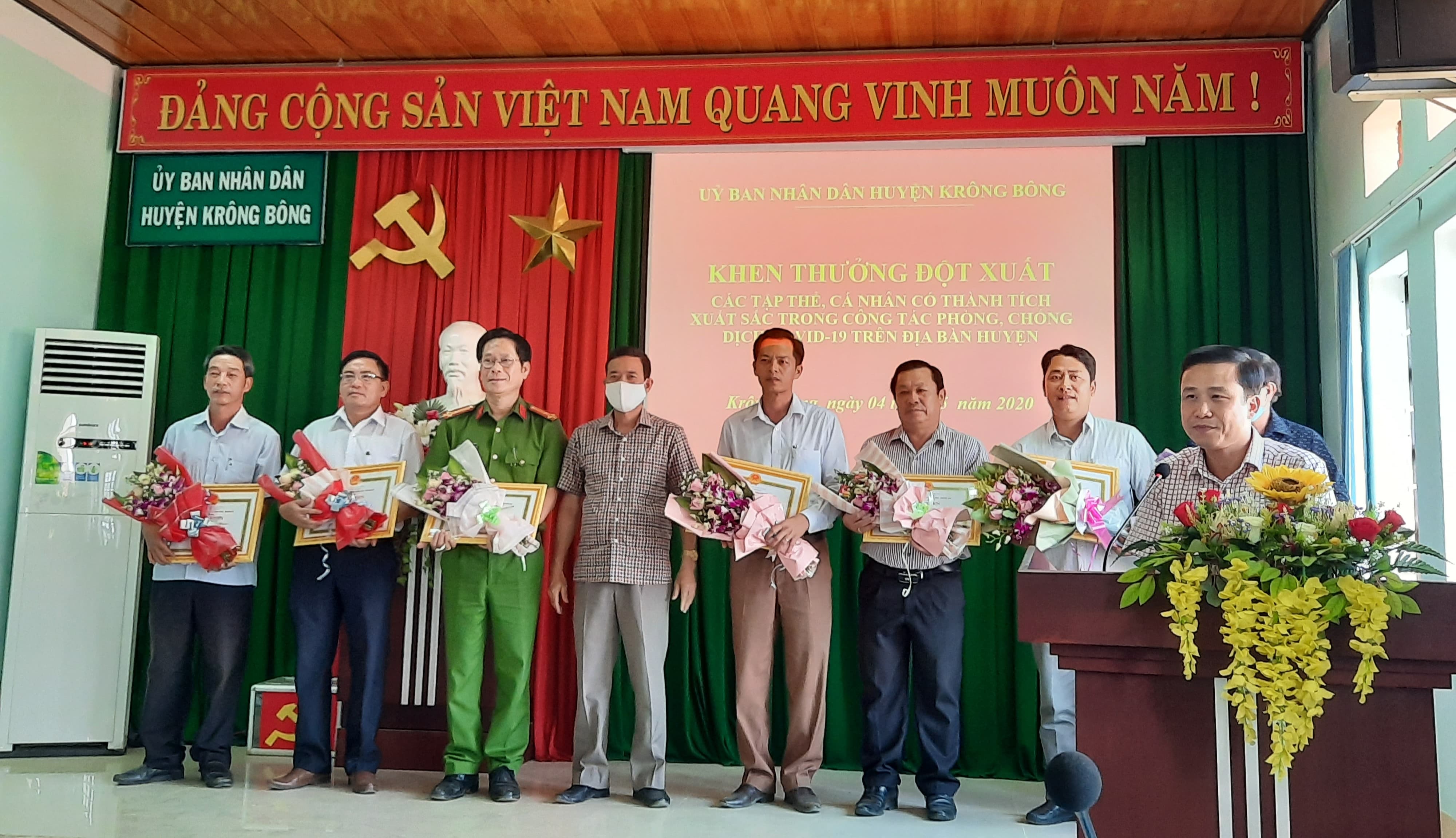 Khen thưởng đột xuất các tập thể, cá nhân có thành tích xuất sắc trong công tác phòng, chống dịch covid-19